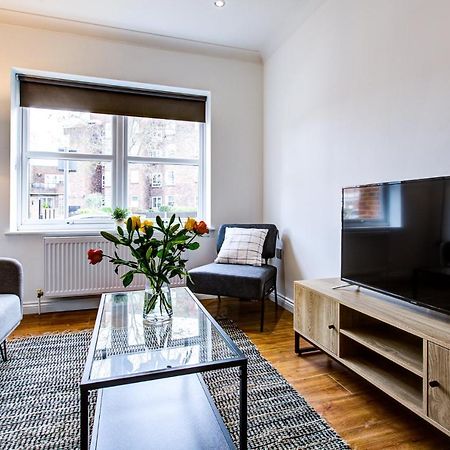Stylish Two Bedroom Apartment With Free Parking! Romford Exterior photo