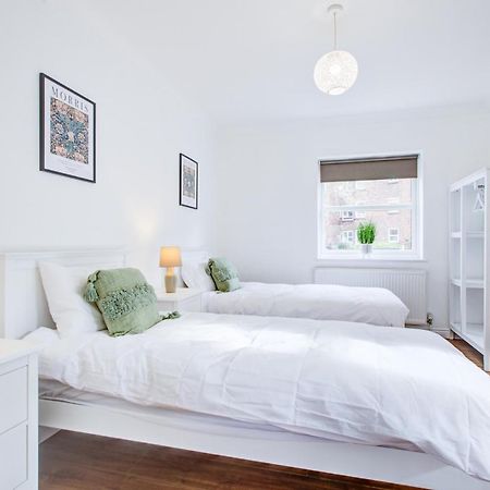 Stylish Two Bedroom Apartment With Free Parking! Romford Exterior photo