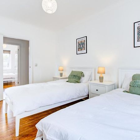 Stylish Two Bedroom Apartment With Free Parking! Romford Exterior photo
