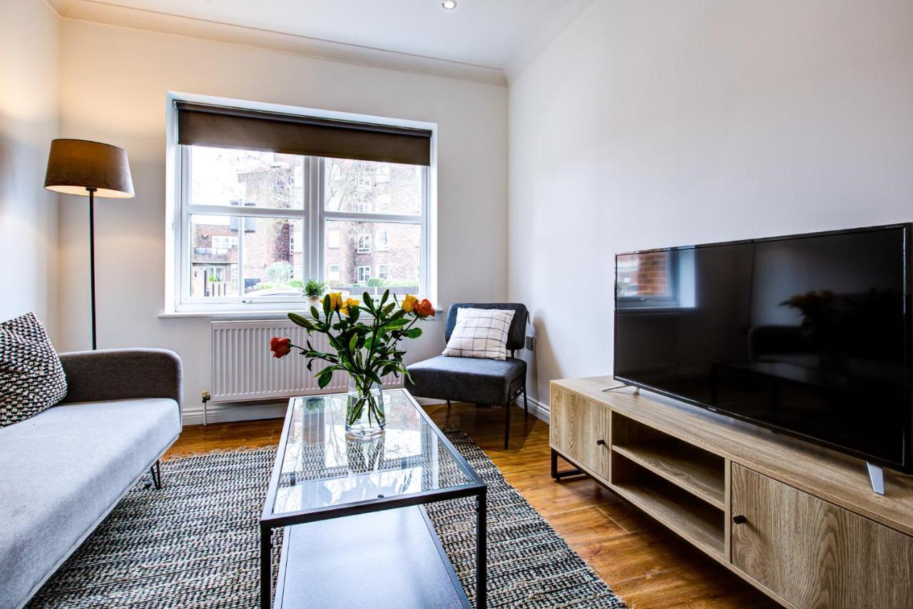 Stylish Two Bedroom Apartment With Free Parking! Romford Exterior photo