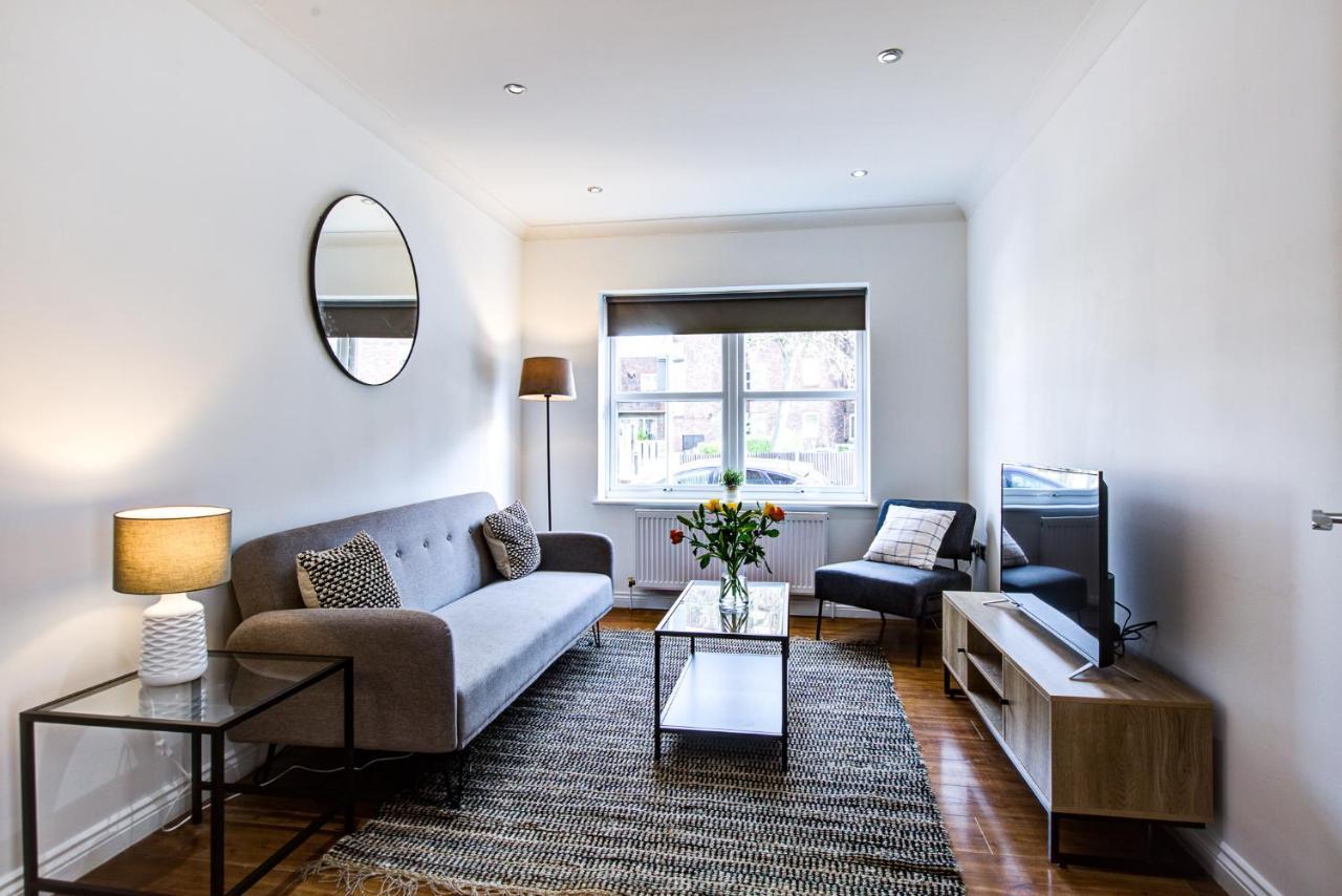 Stylish Two Bedroom Apartment With Free Parking! Romford Exterior photo
