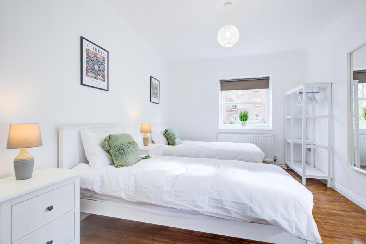 Stylish Two Bedroom Apartment With Free Parking! Romford Exterior photo