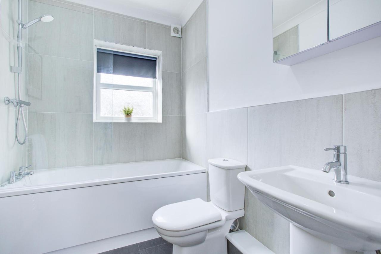 Stylish Two Bedroom Apartment With Free Parking! Romford Exterior photo