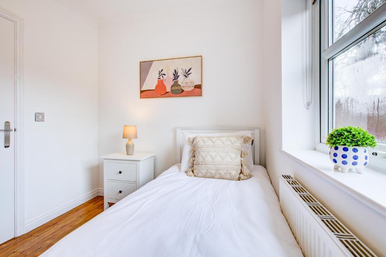 Stylish Two Bedroom Apartment With Free Parking! Romford Exterior photo
