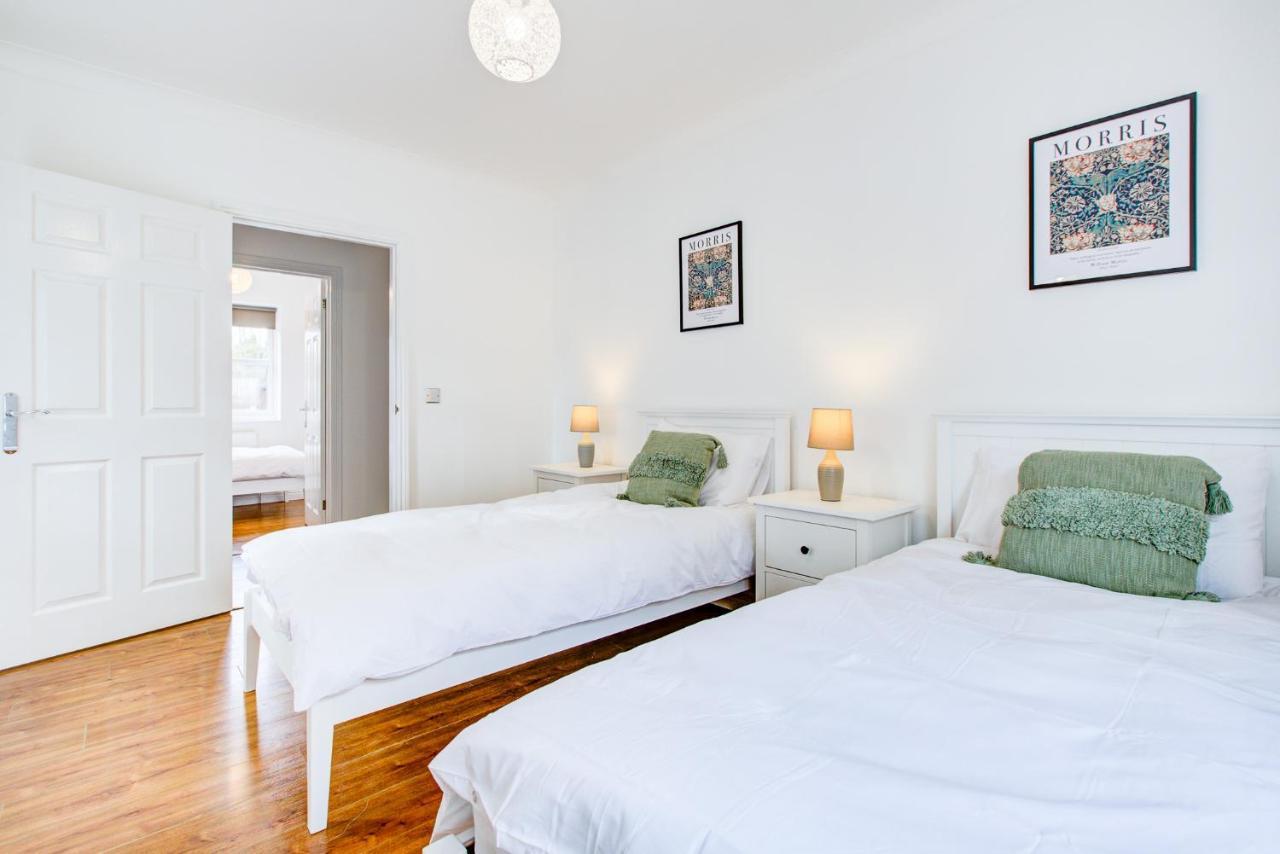 Stylish Two Bedroom Apartment With Free Parking! Romford Exterior photo