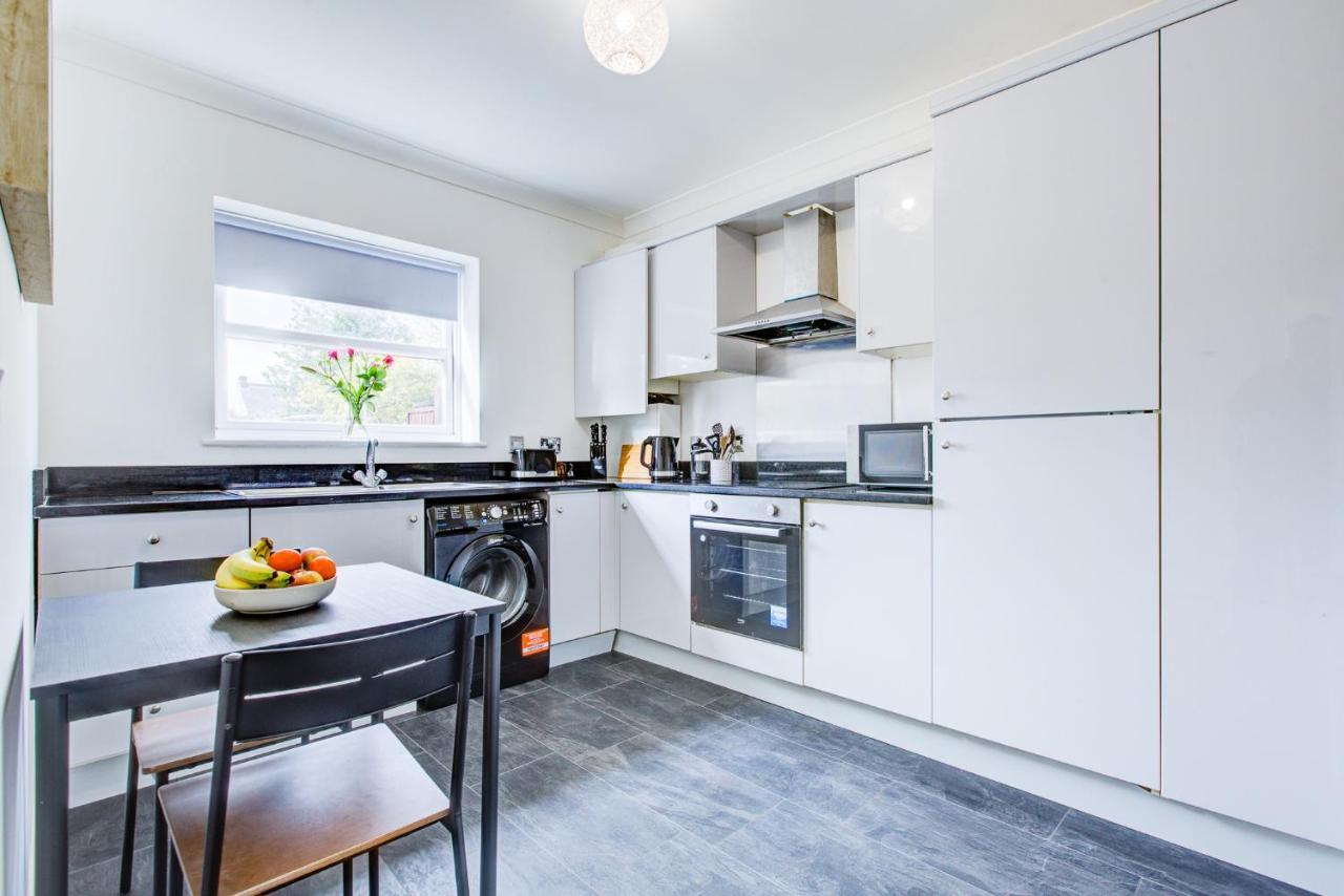 Stylish Two Bedroom Apartment With Free Parking! Romford Exterior photo