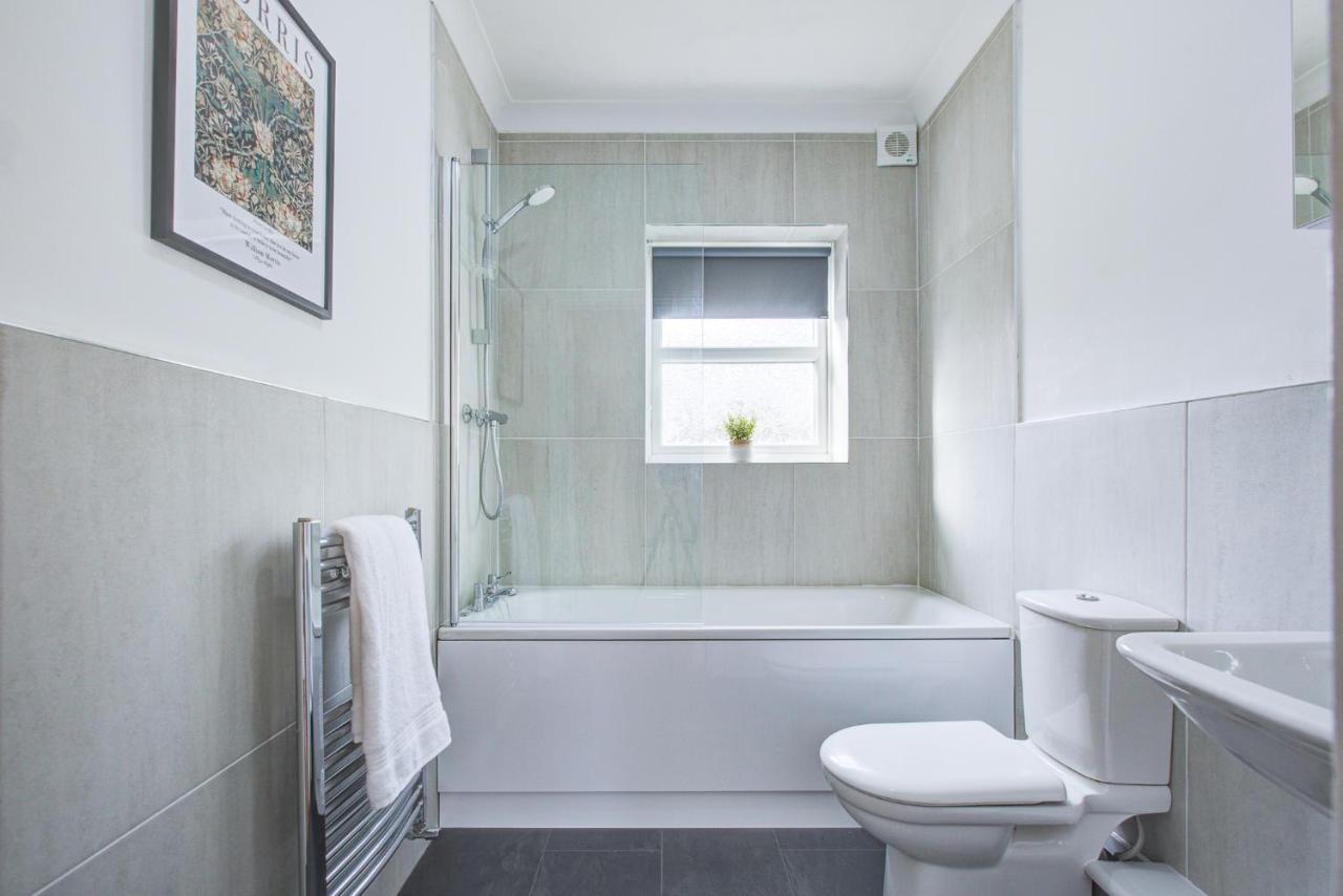 Stylish Two Bedroom Apartment With Free Parking! Romford Exterior photo