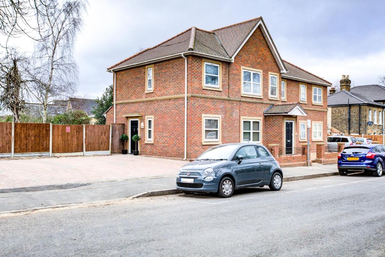 Stylish Two Bedroom Apartment With Free Parking! Romford Exterior photo
