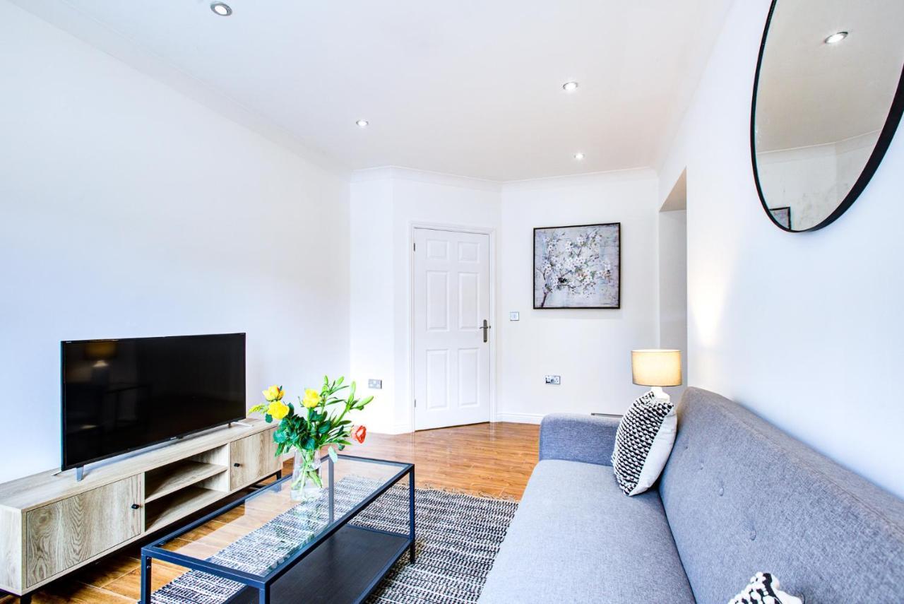 Stylish Two Bedroom Apartment With Free Parking! Romford Exterior photo